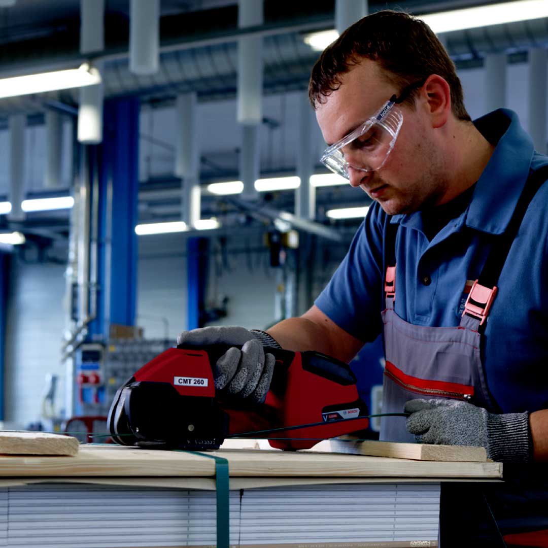 Cyklop strapping tool for industrial packaging