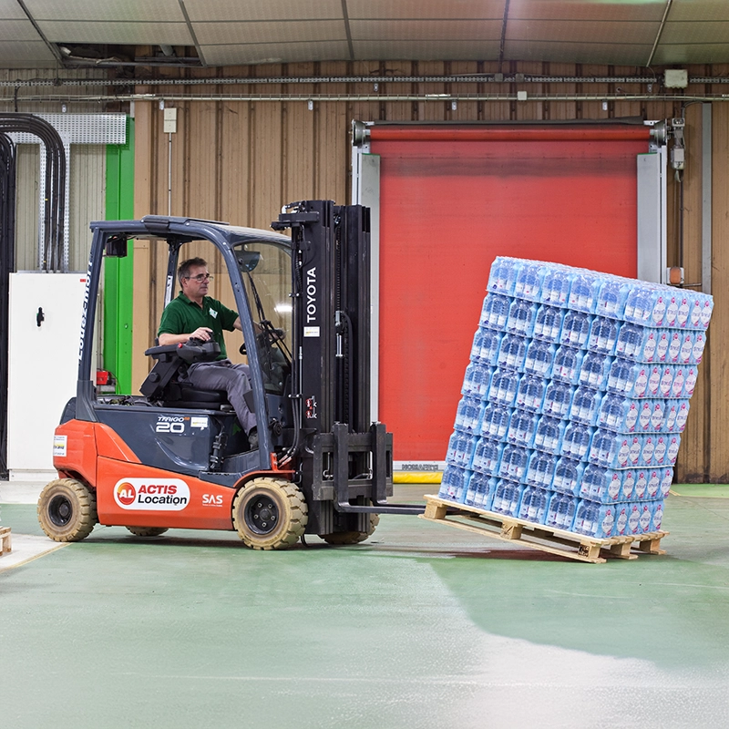 Anti-slip sheets applied between cartons on a pallet